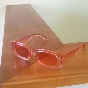 NWT DOLLGER RECTANGULAR FRAME PINK SUNGLASSES